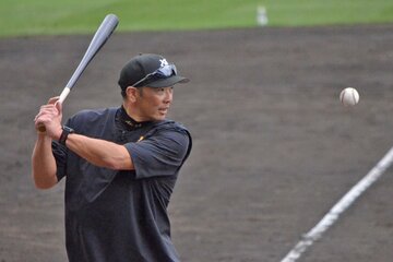 ノックをする阿部慎之助監督