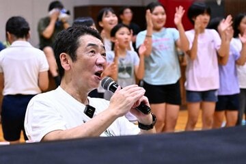 子どもたちとレスラーを応援する宮根誠司