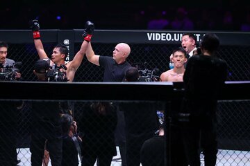 判定でスーパーボンが勝利。右は悔しそうな表情の野杁正明