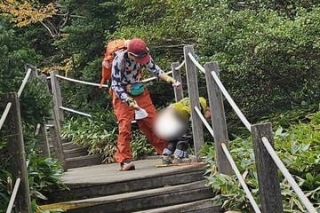 韓国の観光地で子供に排便させる中国人女性（漢拏山国立公園のサイトから）