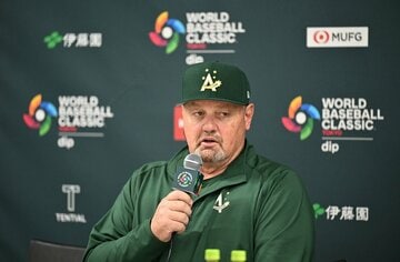 試合後に会見するオーストラリアのニルソン監督（読売新聞社提供）