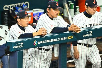 ベンチからさえない表情で戦況を見つめる（左から）井端監督、金子コーチ、村田コーチ
