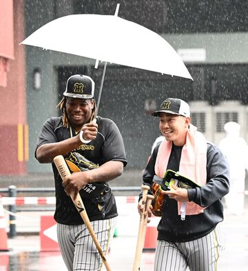 室内練習場へ向かうミエセス(左)と糸原健斗