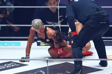 ナターシャ・クジュティナに絞められタップするRENA