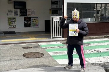 ビラを手にガッツポーズのビリーケン・キッド
