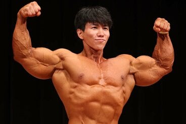 横川尚隆の大胸筋も相当だが…