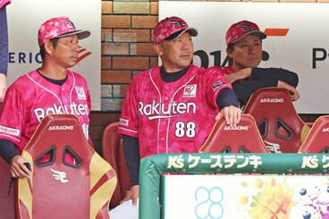 9日の巨人戦も、ベンチで険しい表情だった楽天・三木監督(中)。左が塩川達也ヘッド