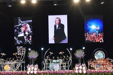 豪華に飾り付けられた真矢さんの祭壇