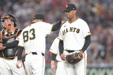 ルシアーノに交代を告げる阿部監督