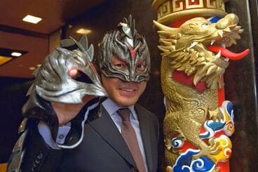 WWE用の新マスクを披露したウルティモ・ドラゴン（2003年5月）