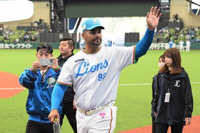 1ページ目】【西武OB戦】試合前練習でエルネスト・メヒア氏が本塁打