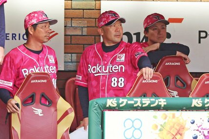 ９日の巨人戦も、ベンチで険しい表情だった楽天・三木監督(中)。左が塩川達也ヘッド