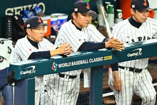 ベンチからさえない表情で戦況を見つめる（左から）井端監督、金子コーチ、村田コーチ
