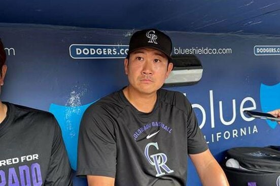 ドジャース戦前にベンチで囲み取材に応じる菅野
