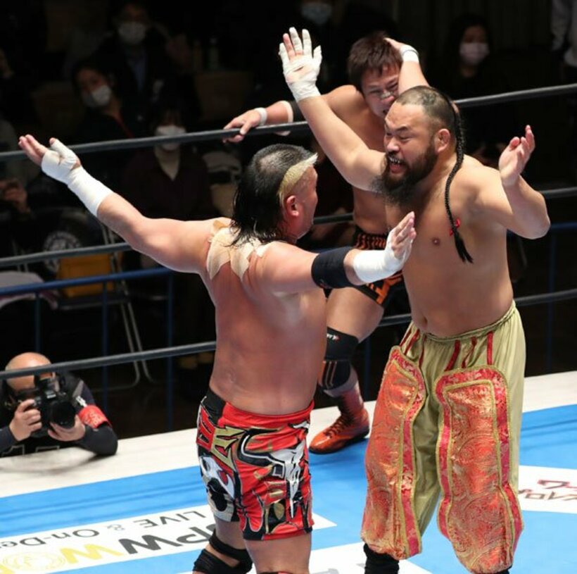  モンゴリアンチョップを打ち合うグレート-Ｏ-カーン（右）と天山広吉