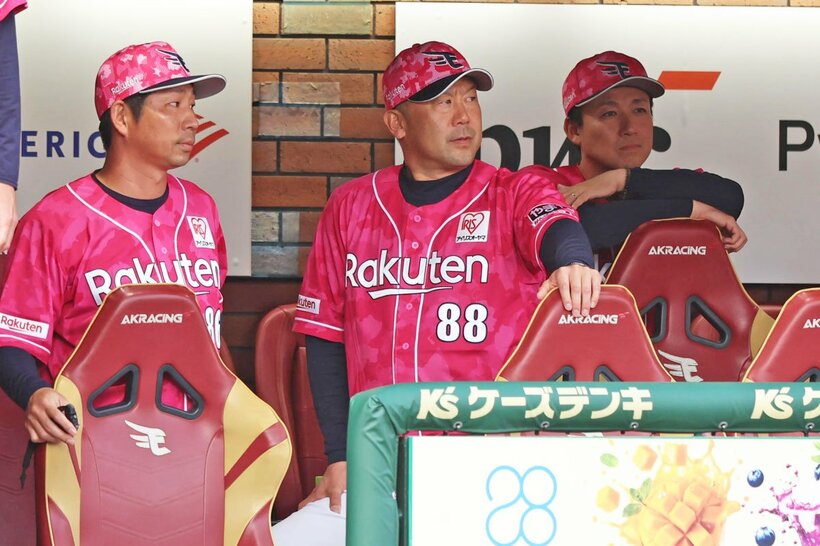 ９日の巨人戦も、ベンチで険しい表情だった楽天・三木監督(中)。左が塩川達也ヘッド