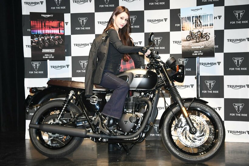 トライアンフのバイクにまたがるダレノガレ明美