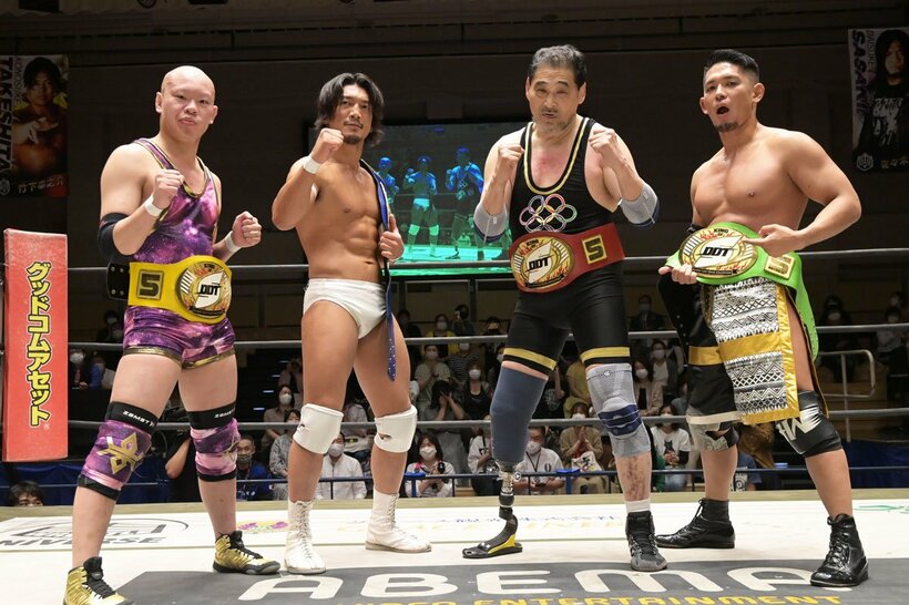 KO-D8人タッグ王座を戴冠した谷津嘉章（右から2人目、21年7月）