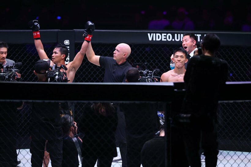 判定でスーパーボンが勝利。右は悔しそうな表情の野杁正明