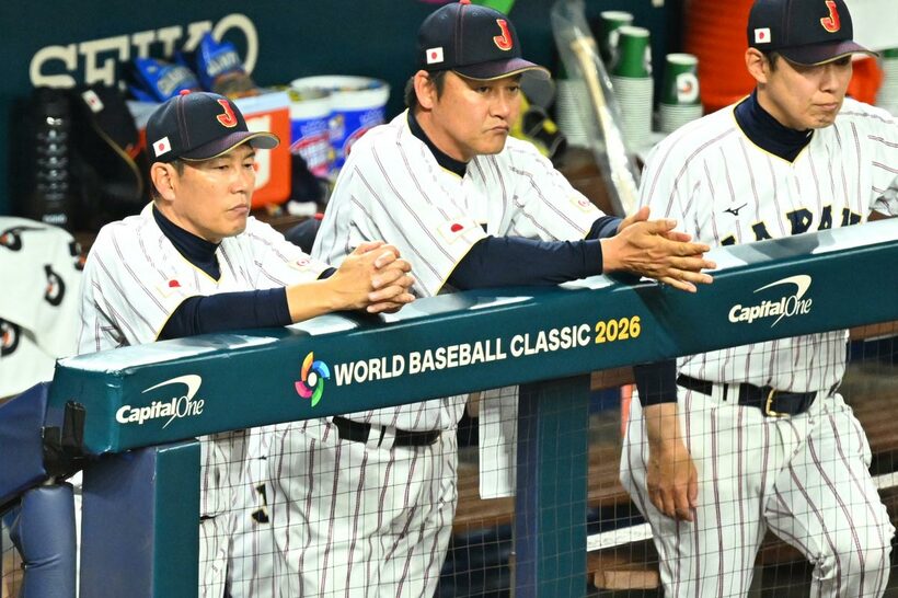 ベンチからさえない表情で戦況を見つめる（左から）井端監督、金子コーチ、村田コーチ