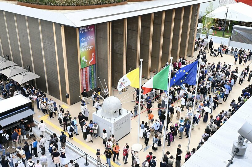 来場の行列ができてしまった大阪・関西万博のイタリアパビリオン