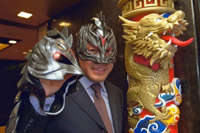 WWE用の新マスクを披露したウルティモ・ドラゴン（2003年5月）