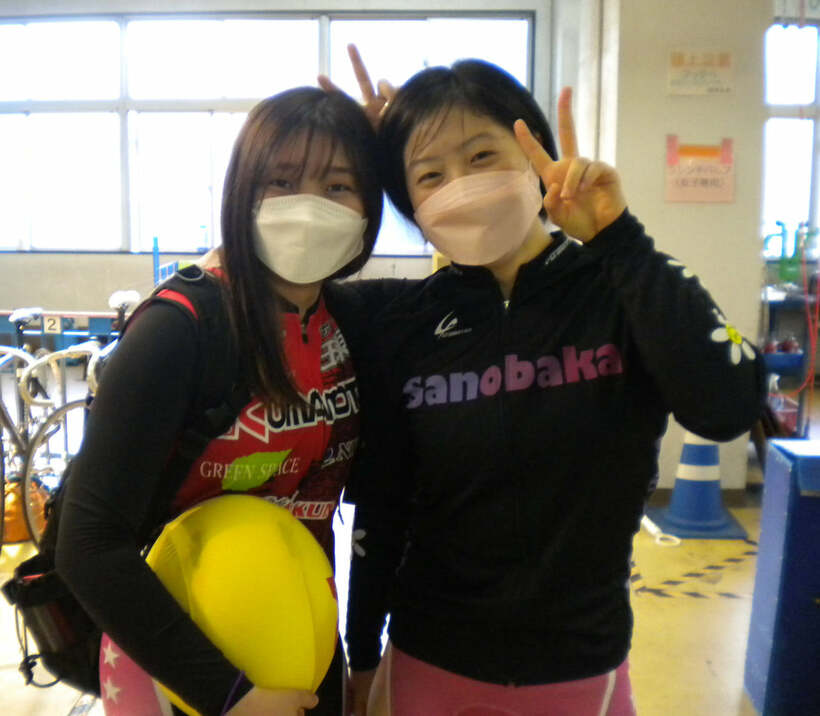  健闘を誓い合う仲良しコンビの内野艶和（右）と中村鈴花(東スポWeb)