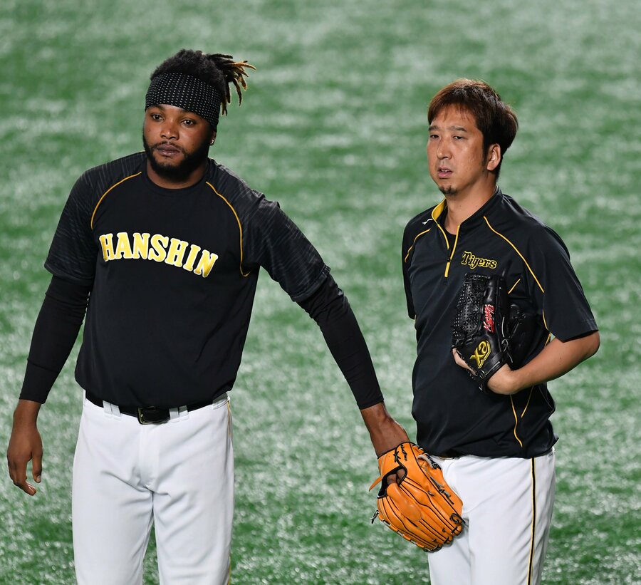 現役時代の藤川監督(右)とともに練習する阪神・ドリス(2019年)