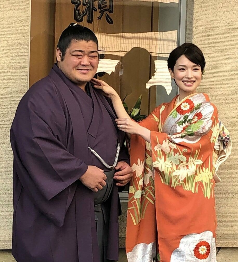  婚約を発表した志摩ノ海と福薗清香さん（東スポWeb）