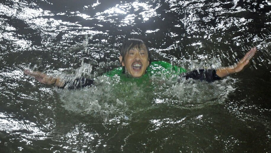  １０００勝の水神祭で水面に飛び込んだ松田憲幸（東スポWeb）