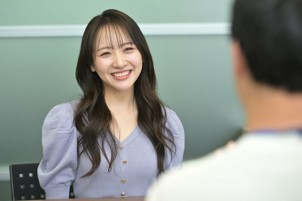 笑顔で取材に応じる石田千穂