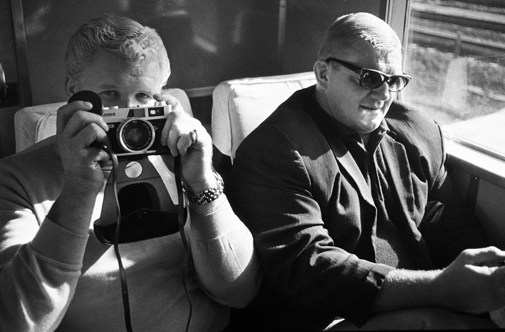 隣同士で上野から新前橋へ向かうブルーザー（右）とレイス（１９６８年２月、第四草津号の車内）