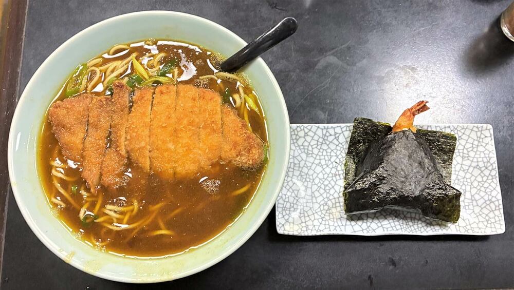 大人気の「カツカレーそば」(左)と「えびむすび」