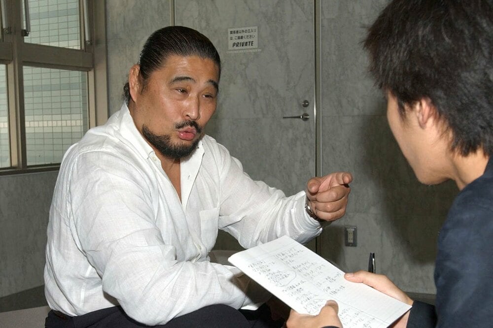 本紙記者の取材に応じる谷津嘉章（03年9月）