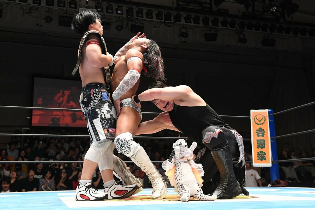 試合後にSHO(右)に襲われるYOH(左)と豹