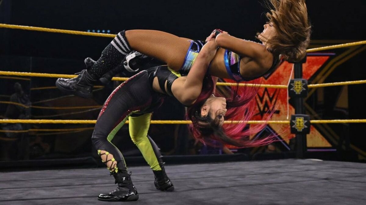 写真：【WWE】NXT女子王者・紫雷イオ〝想定外の襲撃〟でタッグ戦