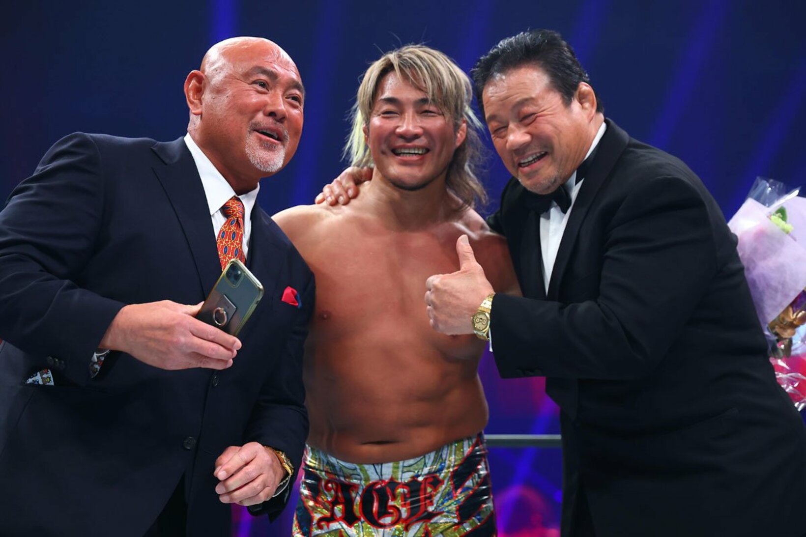 棚橋弘至(中)の引退セレモニーで笑顔の藤波辰爾(右)と武藤敬司