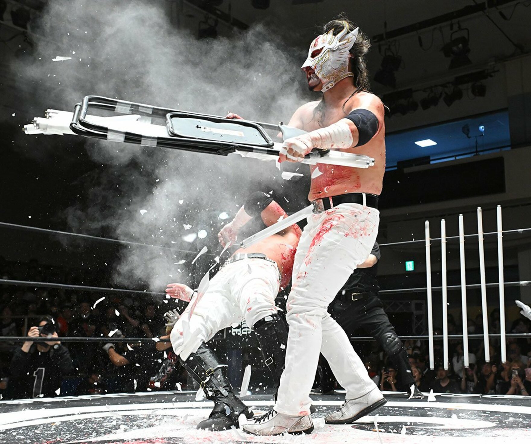 葛西純(奥)をイスで吹き飛ばすエル・デスペラード