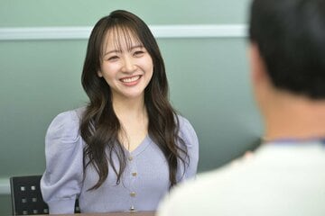 笑顔で取材に応じる石田千穂