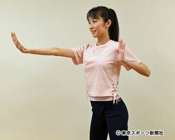  出していない方の腕を力強く引きましょう