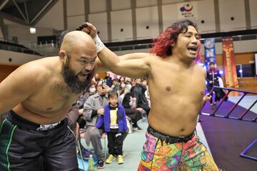 オーカーン(左)の弁髪をつかんで連行する高橋ヒロム