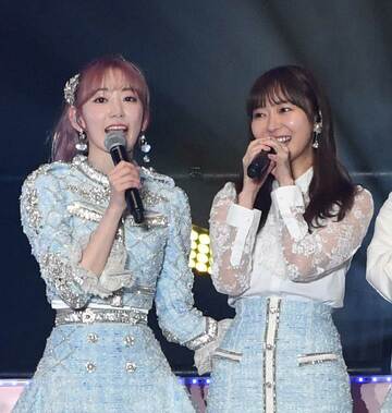  宮脇（左）の卒業コンサートにサプライズ出演した指原