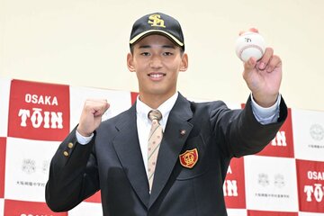 ソフトバンクのキャップをかぶり笑顔の大阪桐蔭・前田
