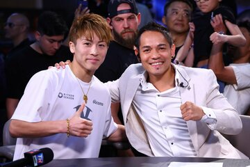 ノニト・ドネア（右）と記念撮影を行う井上尚弥
