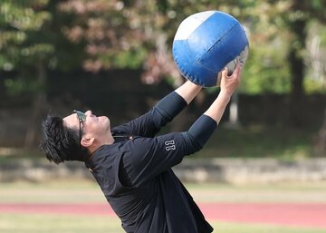 メディシンボールを投げる田中将大