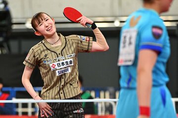 張本美和(右)の鋭い攻撃でポイントを許し、思わず苦笑いの早田ひな