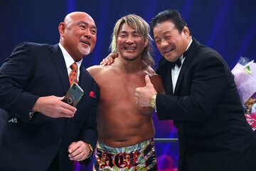 棚橋弘至(中)の引退セレモニーで笑顔の藤波辰爾(右)と武藤敬司