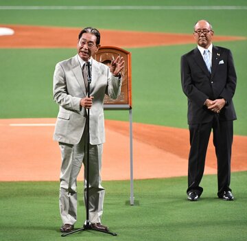  星野さんの野球殿堂入り表彰式（１７年７月１４日）は古巣のナゴヤドームで行われた。右は平松政次さん（東スポWeb）