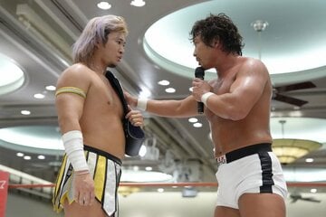 中嶋勝彦(右)からゲキを飛ばされる松永準也（©博文社）