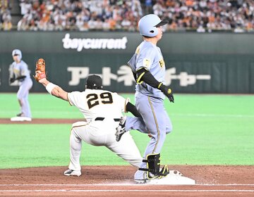 ３回、阪神・村上頌樹の一塁タイミングをめぐって巨人ベンチが動いた